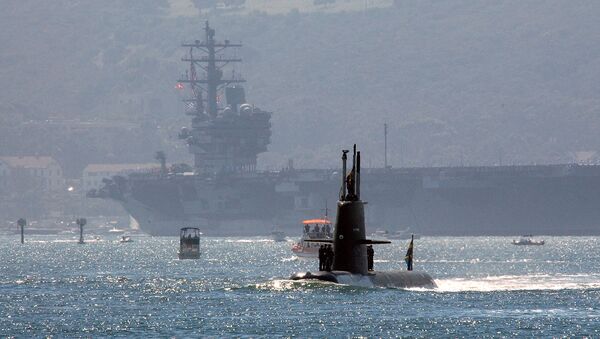 Un submarino sueco de clase Gotland se acerca al portaviones de EEUU USS Ronald Reagan (archivo) - Sputnik Mundo