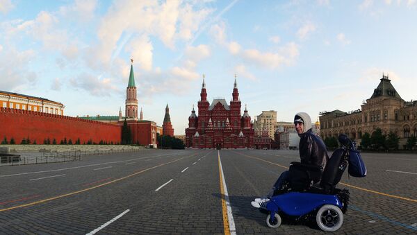 Una silla de ruedas de CaterWil, en medio de la Plaza Roja en Moscú - Sputnik Mundo