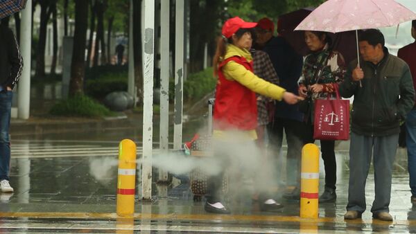 Instalan un curioso sistema contra peatones imprudentes en China - Sputnik Mundo