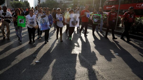 Marcha en Ciudad de México por el asesinato de los estudiantes de cine - Sputnik Mundo