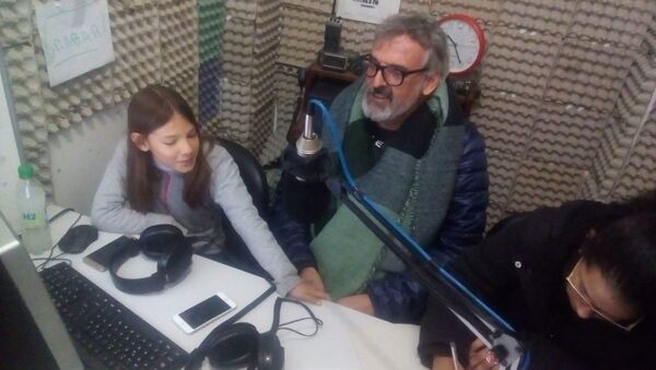Estudiantes y docente en el estudio de radio de la 90.9 Frecuencia Uno del Liceo N°1 de San Carlos, Uruguay. - Sputnik Mundo