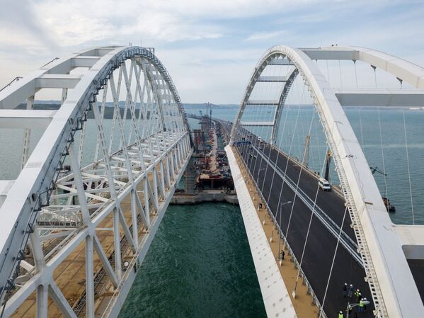 Cómo se levanta la parte automovilística del puente de Crimea - Sputnik Mundo