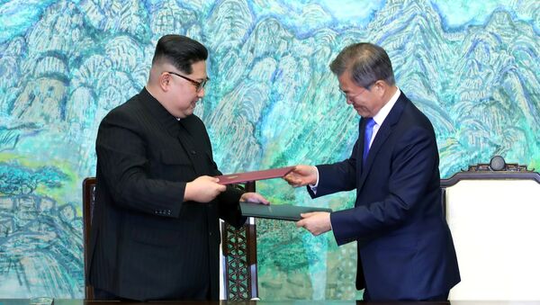 Reunión entre el líder de Corea del Norte, Kim Jong-un, y el presidente de Corea del Sur, Moon Jae-in - Sputnik Mundo