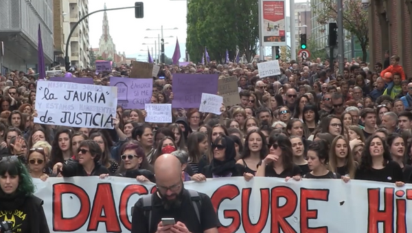 No es abuso, es violación: Pamplona protesta contra el fallo de 'la Manada' - Sputnik Mundo