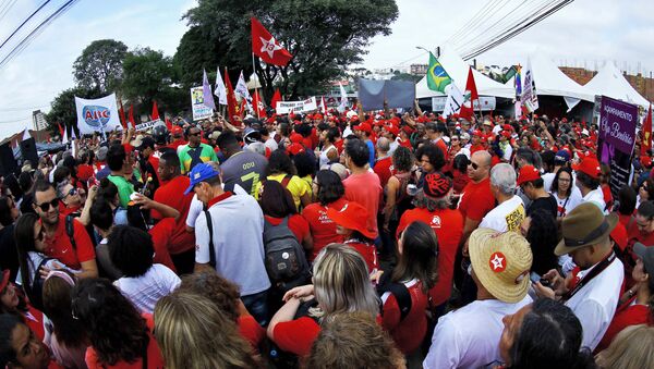 Manifestantes se reúnen junto a la cárcel en la que el expresidente brasileño Lula da Silva está preso - Sputnik Mundo