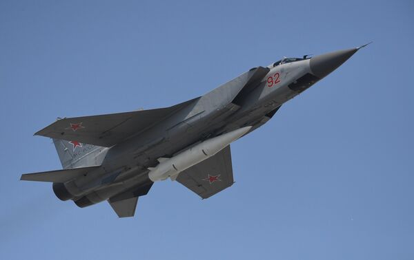 Caza MiG-31 armado con el misil hipersónico Kinzhal - Sputnik Mundo