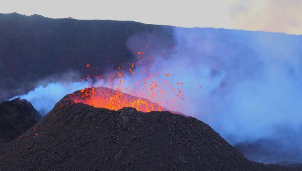 El volcán Pitón de la Fournaise en plena erupción - Sputnik Mundo