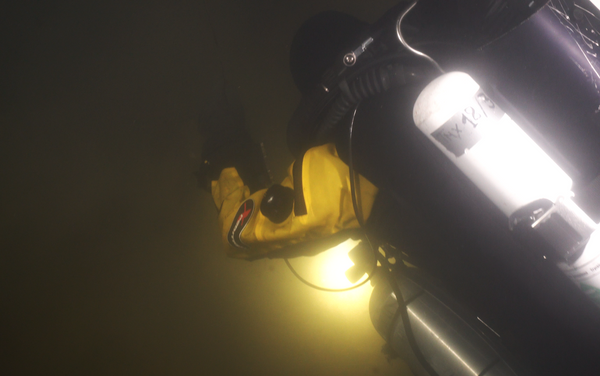 Buceadores estudian las profundidades del lago artificial de Gazivode - Sputnik Mundo