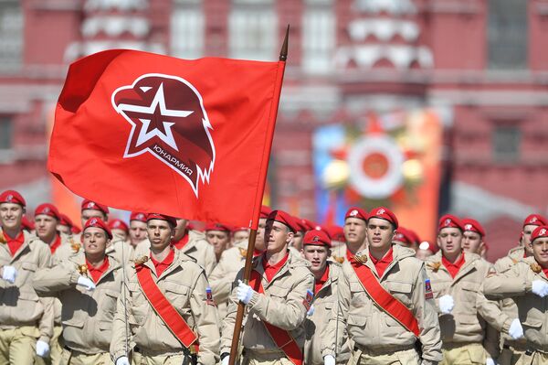 Los jóvenes miembros del movimiento patriótioco Yunarmia durante el Desfile de la Victoria - Sputnik Mundo