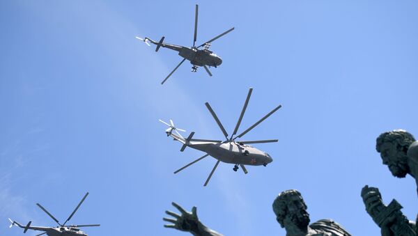 Helicópteros Mi-26 durante el Desfile del Día de la Victoria en la Plaza Rusia, Moscú, Rusia - Sputnik Mundo
