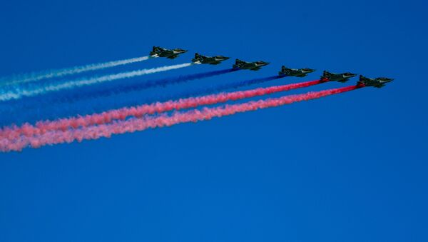 La bandera de Rusia tiñe el cielo de la capital al final del Desfile de la Victoria de 2018. - Sputnik Mundo