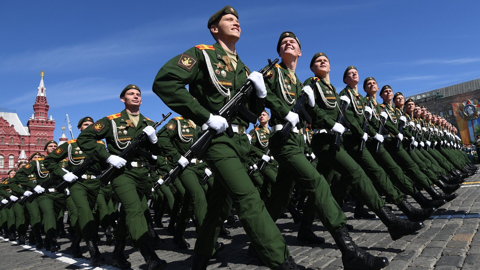 Песня солдаты на парад. Военный парад. Российский солдат на параде. Солдаты на параде. Русские солдаты на параде.