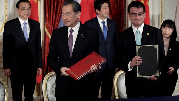 De izquierda a derecha, el primer ministro chino, Li Keqiang, el ministro de Exteriores chino, Wang Yi, el primer ministro japonés, Shinzo Abe, y el de Exteriores, Taro Kono, durante la reunión en Japón el 9 de mayo de 2018. - Sputnik Mundo