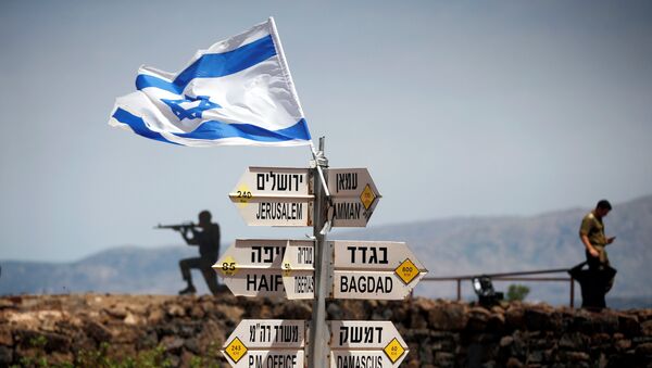La bandera israelí en los Altos de Golán - Sputnik Mundo