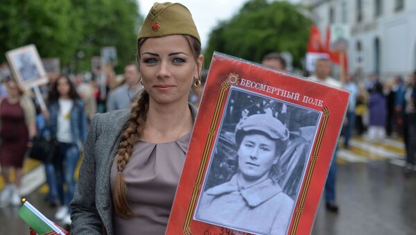 Una participante de la acción Regimiento Inmortal en Sebastopol el 9 de mayo de 2018 - Sputnik Mundo