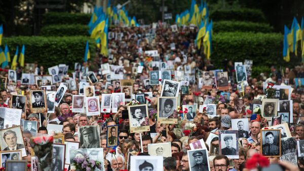 La marcha del Regimiento Inmortal en Kiev, Ucrania - Sputnik Mundo