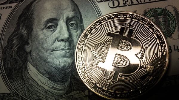 Bitcoin y un billete de dólar - Sputnik Mundo