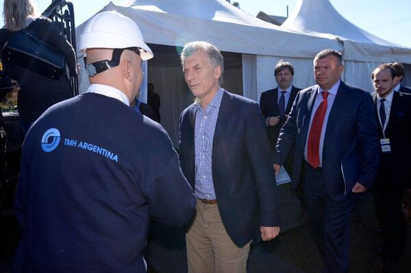 El presidente Mauricio Macri y Andrei Bokarev presidente de TMH saludando a los empleados. El presidente Mauricio Macri y Andrei Bokarev presidente de TMH saludando a los empleados. - Sputnik Mundo