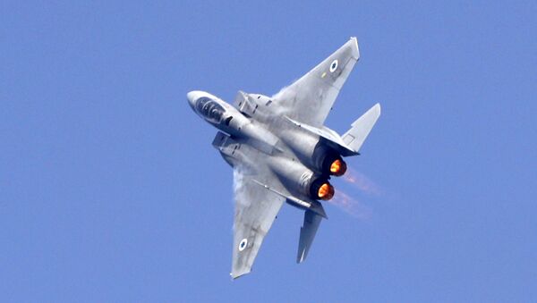 An Israeli F-15 fighter jet performs a rehearsal ahead of an air show to commemorate the 70th anniversary of the creation of Israel in May, in the coastal city of Tel Aviv on April 12, 2018 - Sputnik Mundo