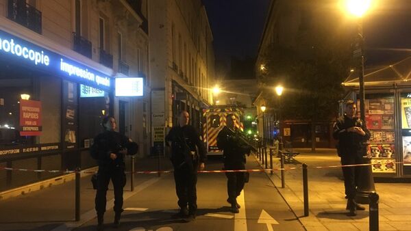 La policía francesa tras el ataque con cuchillo en París - Sputnik Mundo