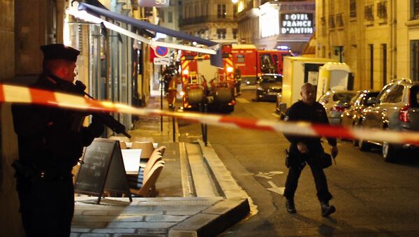 La policía francesa tras el ataque con cuchillo en París - Sputnik Mundo