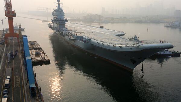 El primer portaviones construido en China zarpó del puerto de Dalian - Sputnik Mundo