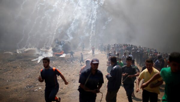 Enfrentamientos entre los manifestantes y las tropas israelíes durante las protestas de los palestinos en la frontera entre la Franja de Gaza e Israel - Sputnik Mundo