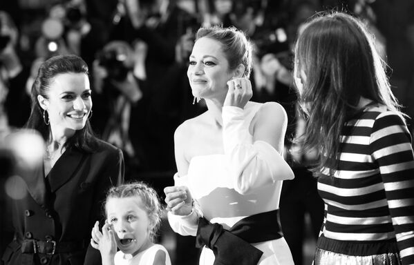 Alessandra Ambrosio, Irina Shayk y Bella Hadid en blanco y negro en Cannes - Sputnik Mundo