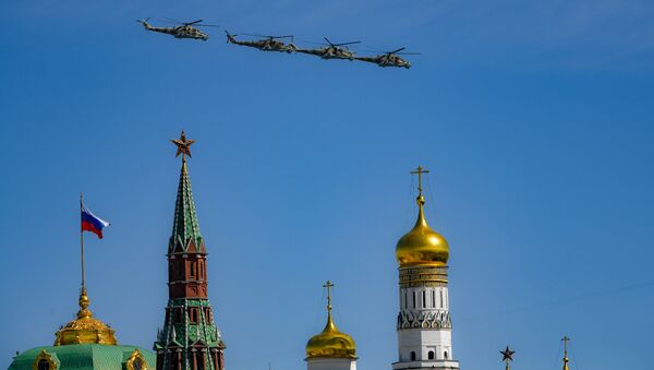 Helicópteros Mi-24 durante la parte aérea del Desfile de la Victória de 2018 en Moscú - Sputnik Mundo
