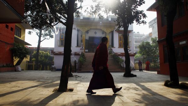 Un monje tibetano camina por un monasterio - Sputnik Mundo