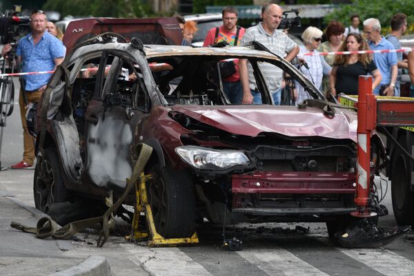 El coche del periodista Pável Sheremet en Kiev tras la explosión El coche del periodista Pável Sheremet en Kiev tras la explosión - Sputnik Mundo