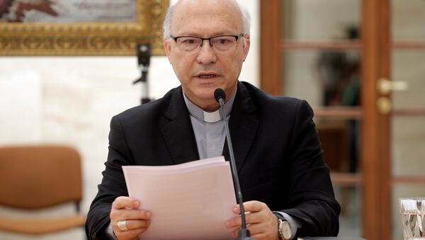 Obispo chileno Fernando Ramos durante una conferencia de prensa en Vaticano - Sputnik Mundo