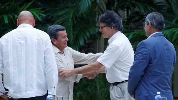 Las negociaciones de paz entre Pablo Beltran, el representante de ELN, y Gustavo Bell, el representante del Gobierno de Clolmbia en la Habana, Cuba - Sputnik Mundo