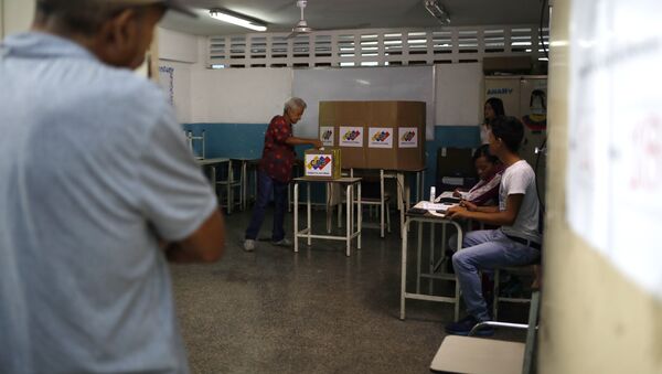 A Venezuelan citizen casts a vote at a polling station during the presidential election in Caracas, Venezuela - Sputnik Mundo
