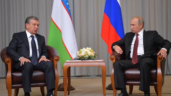 Presidente de Uzbekistán, Shavkat Mirziyóyev, y el presidente de Rusia, Vladímir Putin (archivo) - Sputnik Mundo