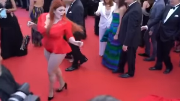 Una modelo rusa se queda accidentalmente en ropa interior en Cannes - Sputnik Mundo