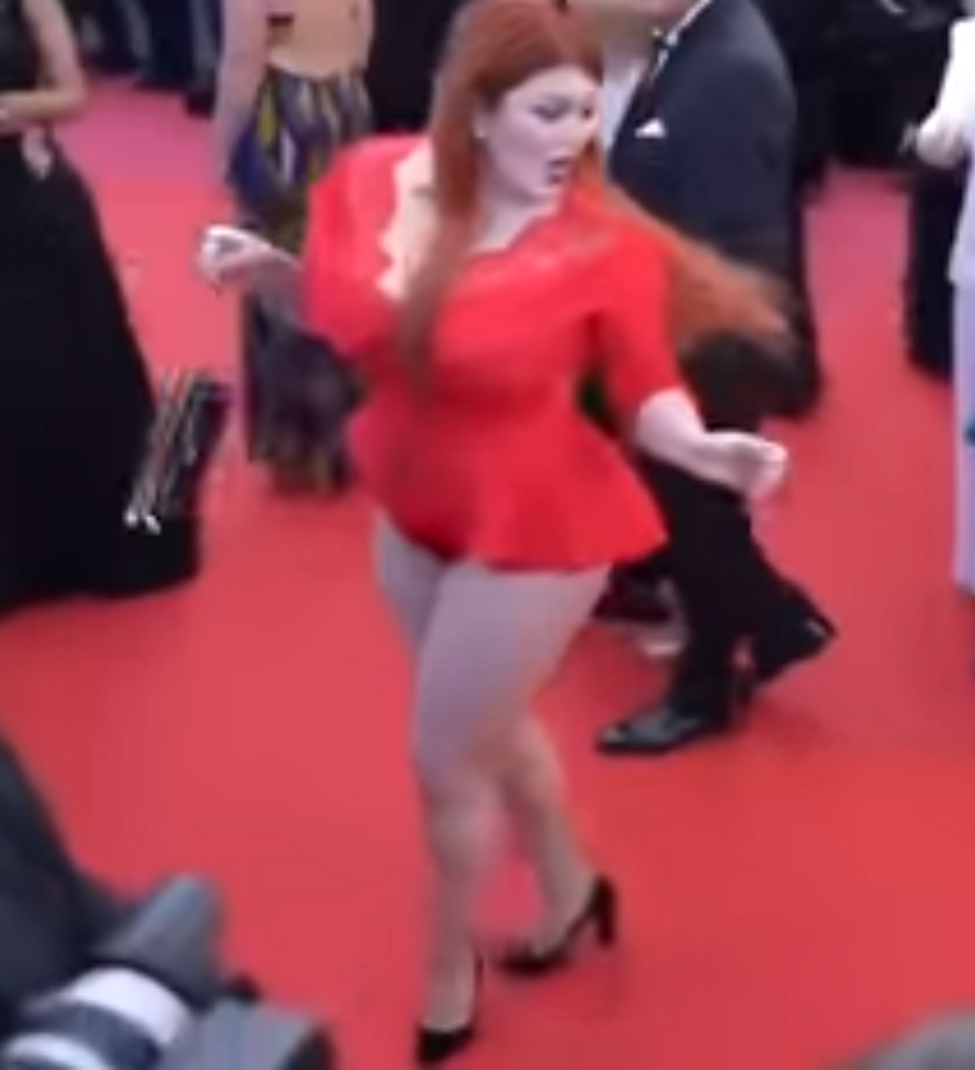 Sin falda y a lo loco: una modelo rusa se queda accidentalmente en ropa  interior en Cannes , Sputnik Mundo