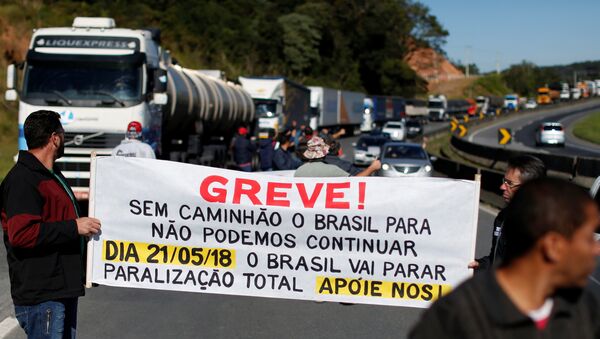 Camioneros de todo Brasil protestan contra el aumento del precio de los combustibles - Sputnik Mundo