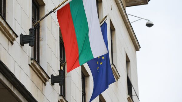 Banderas de Bulgaria y la UE - Sputnik Mundo