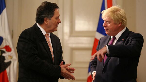 Roberto Ampuero, canciller de Chile, y Boris Johnson, canciller del Reino Unido - Sputnik Mundo