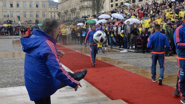Presidente de Colombia, Juan Manuel Santos, despide a selección de fútbol que participará en el Mundial - Sputnik Mundo