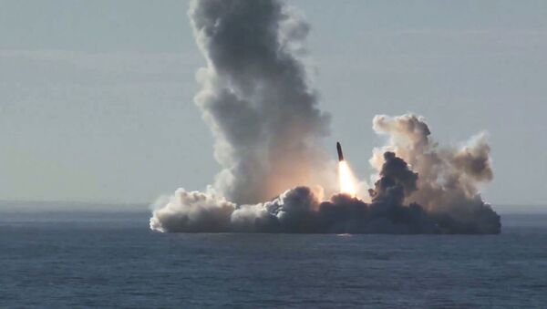 Lanzamiento de cuatro misiles Bulava desde el submarino Yuri Dolgoruki de la clase Borei - Sputnik Mundo