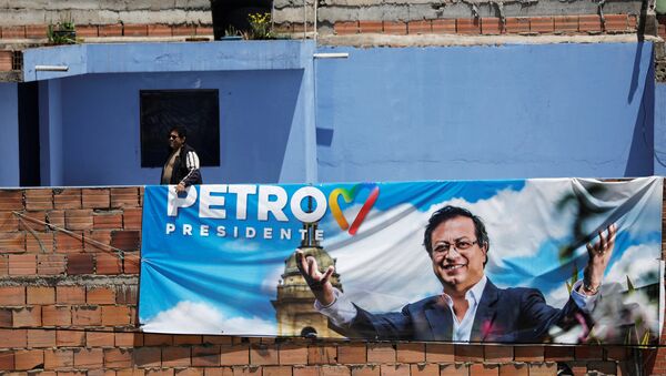 Un cartel electoral con la foto de Gustavo Petro. candidato a la presidencia de Colombia - Sputnik Mundo