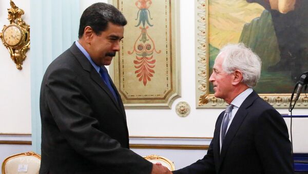 Presidente de Venezuela, Nicolás Maduro, y senador republicano estadounidense Bob Corker - Sputnik Mundo