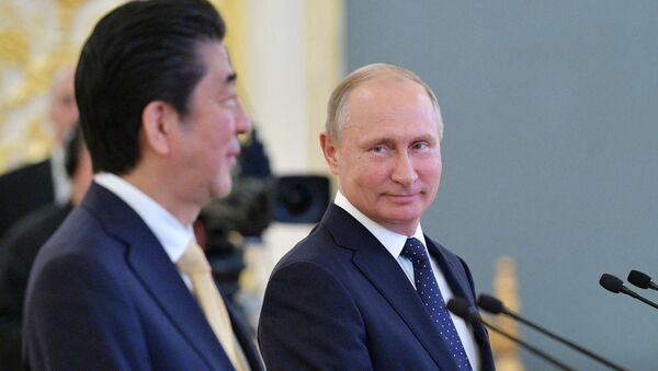 El primer ministro de Japón, Shinzo Abe, y el presidente ruso, Vladímir Putin - Sputnik Mundo