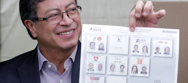 Gustavo Petro ejerce su derecho al voto en las presidenciales colombianas de 2018 Gustavo Petro ejerce su derecho al voto en las presidenciales colombianas de 2018 - Sputnik Mundo