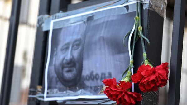 Homenaje al periodista ruso Arkadi Bábchenko, asesinado en Kiev, Ucrania - Sputnik Mundo
