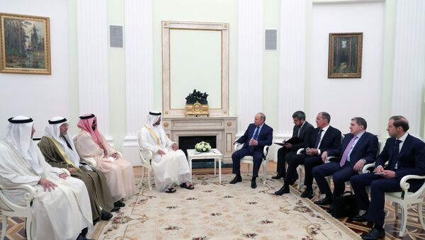 El príncipe heredero de Abu Dabi, Mohammed Nahyan y el presidente de Rusia, Vladímir Putin - Sputnik Mundo