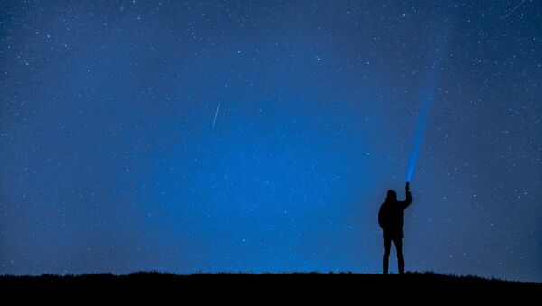 Una persona mirando hacia el cielo - Sputnik Mundo
