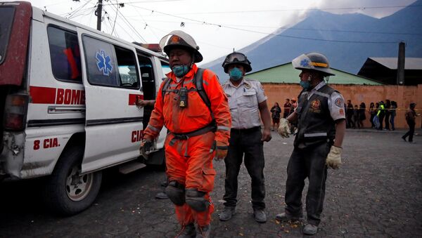 Bomberos guatemaltecos después de la erupción del volcán de Fuego en San Juan Alotenango - Sputnik Mundo